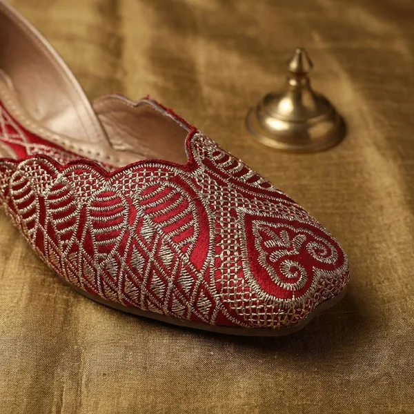 Maroon_Elegant_Embroidered_Ethnic_Jutti_With_Intricate_Thread_Work_And_Comfortable_Cushioned_Insole_For_Festive_Occasions
