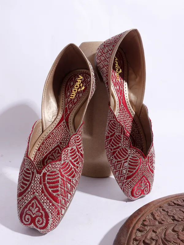 Maroon_Elegant_Embroidered_Ethnic_Jutti_With_Intricate_Thread_Work_And_Comfortable_Cushioned_Insole_For_Festive_Occasions