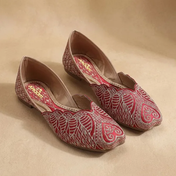 Maroon_Elegant_Embroidered_Ethnic_Jutti_With_Intricate_Thread_Work_And_Comfortable_Cushioned_Insole_For_Festive_Occasions