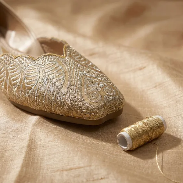 Gold_Elegant_Embroidered_Ethnic_Jutti_With_Intricate_Thread_Work_And_Comfortable_Cushioned_Insole_For_Festive_Occasions