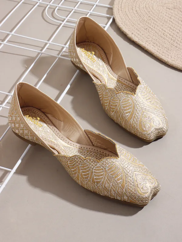 Gold_Elegant_Embroidered_Ethnic_Jutti_With_Intricate_Thread_Work_And_Comfortable_Cushioned_Insole_For_Festive_Occasions