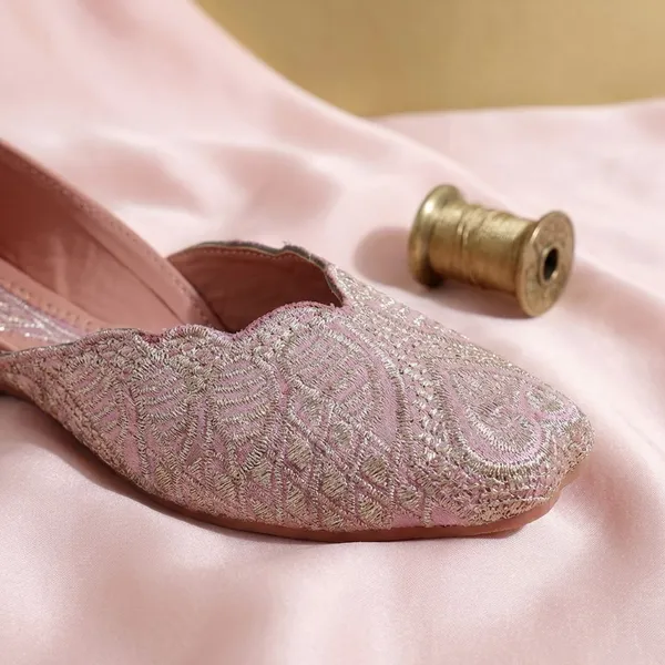 Peach_Elegant_Embroidered_Ethnic_Jutti_With_Intricate_Thread_Work_And_Comfortable_Cushioned_Insole_For_Festive_Occasions
