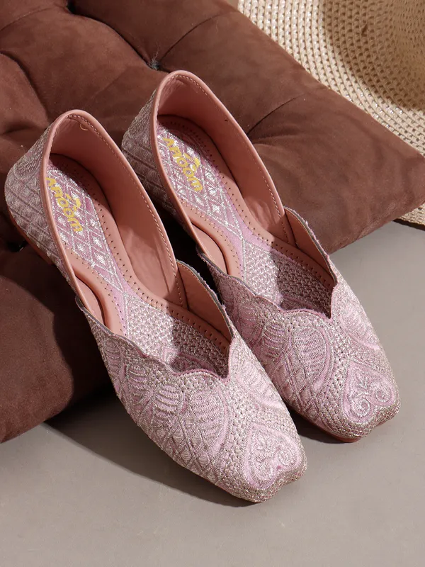 Peach_Elegant_Embroidered_Ethnic_Jutti_With_Intricate_Thread_Work_And_Comfortable_Cushioned_Insole_For_Festive_Occasions