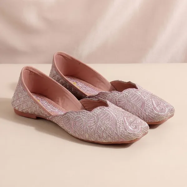 Peach_Elegant_Embroidered_Ethnic_Jutti_With_Intricate_Thread_Work_And_Comfortable_Cushioned_Insole_For_Festive_Occasions