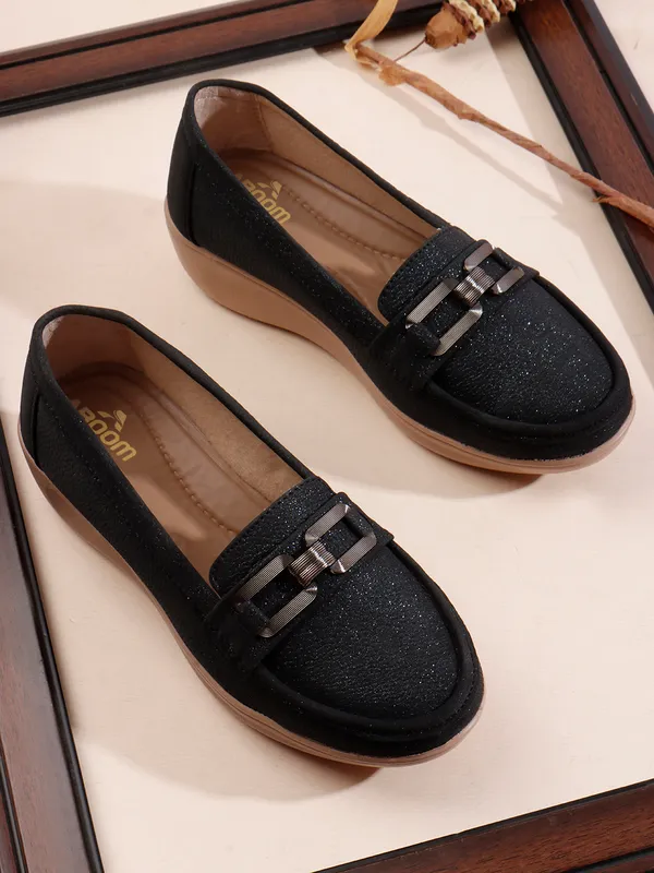 Black_Classic_Loafers_With_Comfortable_Cushioned_Sole_And_Stylish_Buckle_Design_For_Everyday_Wear