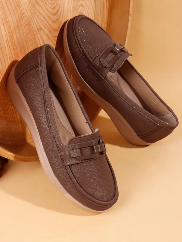 Brown_Classic_Loafers_With_Comfortable_Cushioned_Sole_And_Stylish_Buckle_Design_For_Everyday_Wear