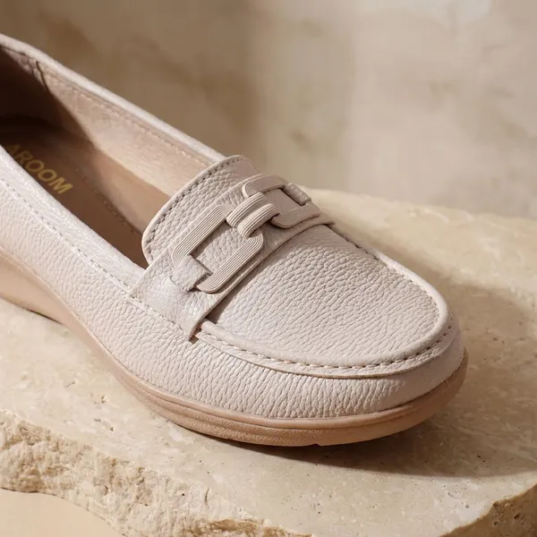 Cream_Classic_Loafers_With_Comfortable_Cushioned_Sole_And_Stylish_Buckle_Design_For_Everyday_Wear