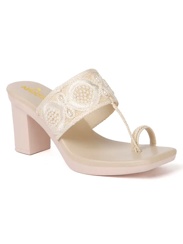 Cream_Ethnic_Block_Heeled_Sandals_With_Embroidered_Strap_And_Toe_Loop_For_Festive_And_Traditional_Wear