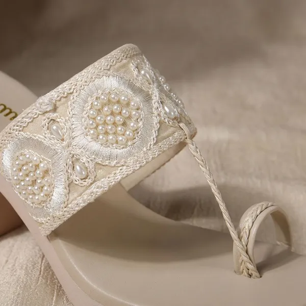 Cream_Ethnic_Block_Heeled_Sandals_With_Embroidered_Strap_And_Toe_Loop_For_Festive_And_Traditional_Wear