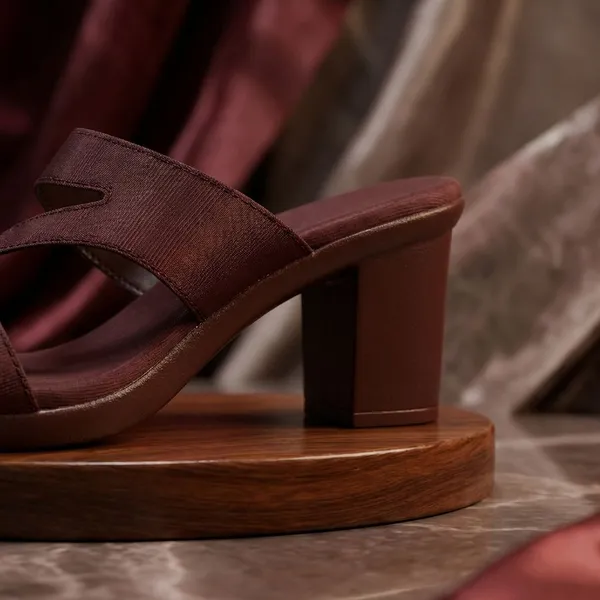 Brown_Stylish_Block_Heel_Sandal_For_Women_With_Modern_Toe_Loop_Design_And_Comfortable_Fit