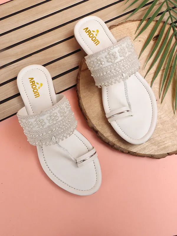 White_Elegant_Pearl_Embellished_Kolhapuri_Flat_Sandal_For_Women_With_Soft_Comfort_Sole_And_Ethnic_Festive_Design