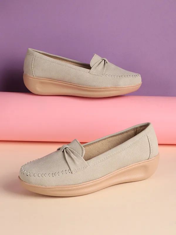 Cream_Classic_Loafers_With_Comfortable_Cushioned_Sole_And_Stylish_Design_For_Everyday_Wear