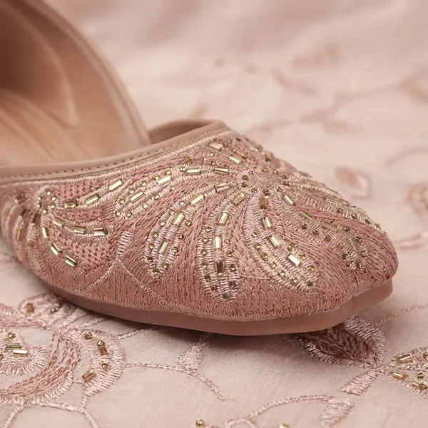 Peach_Elegant_Embroidered_Ethnic_Jutti_For_Womenperfect_For_Festive,_Party,_And_Traditional_Occasions