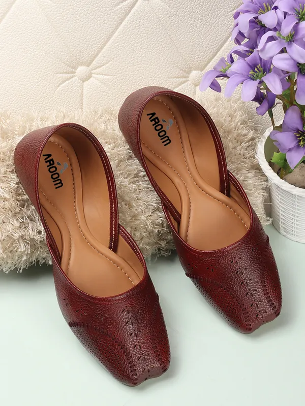 Cherry_Elegant_Textured_Synthetic_Leather_Heel_Juttis_With_Square_Toe_&_Perforated_Design