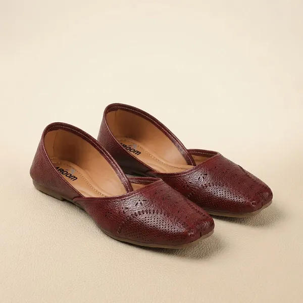 Cherry_Elegant_Textured_Synthetic_Leather_Heel_Juttis_With_Square_Toe_&_Perforated_Design