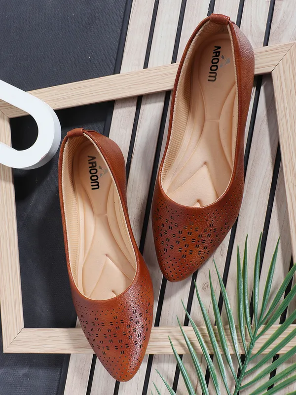 Tan_Elegant_Womens_Slip_On_Ballerina_Flats_With_Textured,_Cushioned_Insole_And_Embellished_Centerpiece_Perfect_For_Daily_Wear