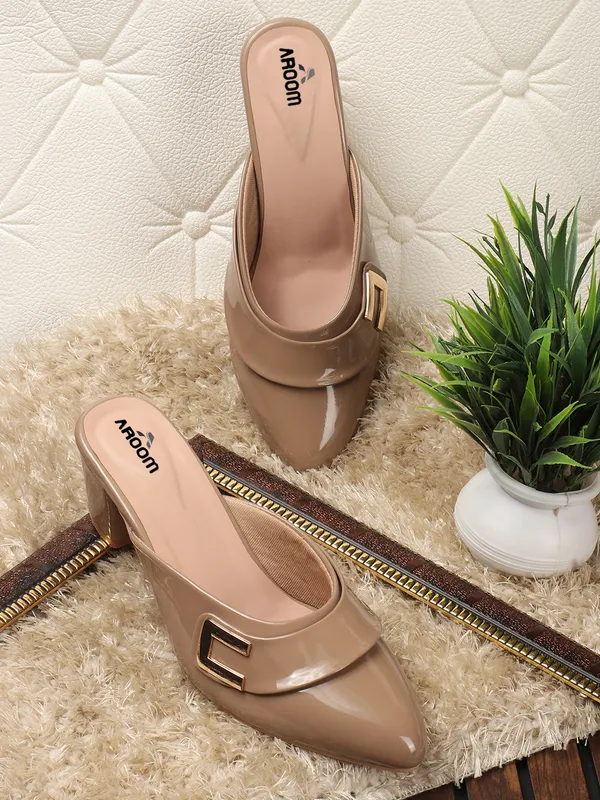 Tan_Elegant_Block_Heel_Mules_For_Women_With_Gold_Buckle_And_Glossy_Finish