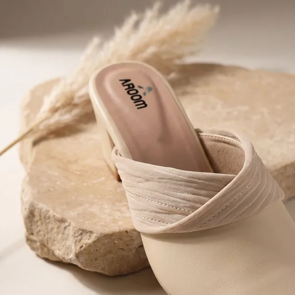 Cream_Trendy_Block_Heel_Mules_For_Women_With_Quilted_Band_Design_And_Comfortable_Soft_Cushion_Insole