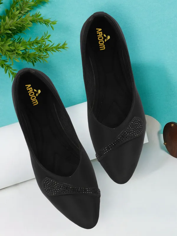 Black_Elegant_Womens_Slip_On_Ballerina_Flats_With_Textured,_Cushioned_Insole_And_Embellished_Centerpiece_Perfect_For_Daily_Wear