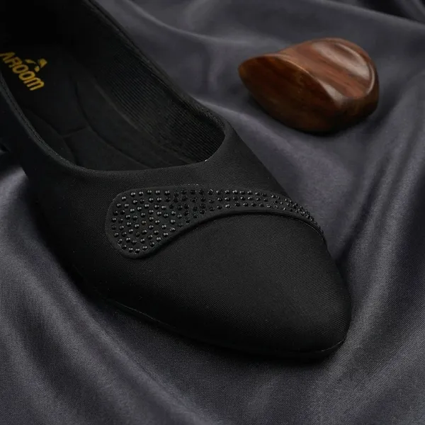 Black_Elegant_Womens_Slip_On_Ballerina_Flats_With_Textured,_Cushioned_Insole_And_Embellished_Centerpiece_Perfect_For_Daily_Wear