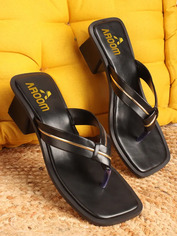 Black_Trendy_Toe_Ring_Block_Heel_Sandals_For_Women_With_Elegant_Gold_Strap_Design