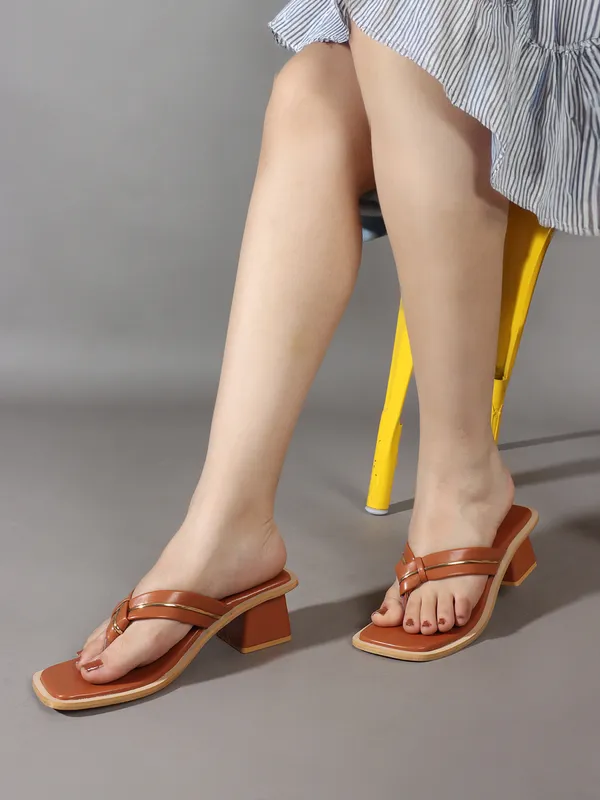Tan_Trendy_Toe_Ring_Block_Heel_Sandals_For_Women_With_Elegant_Gold_Strap_Design