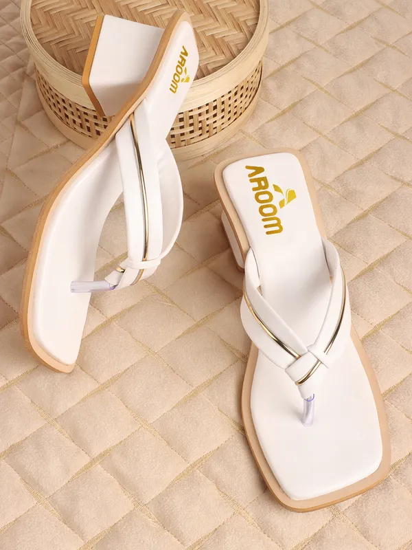 White_Trendy_Toe_Ring_Block_Heel_Sandals_For_Women_With_Elegant_Gold_Strap_Design