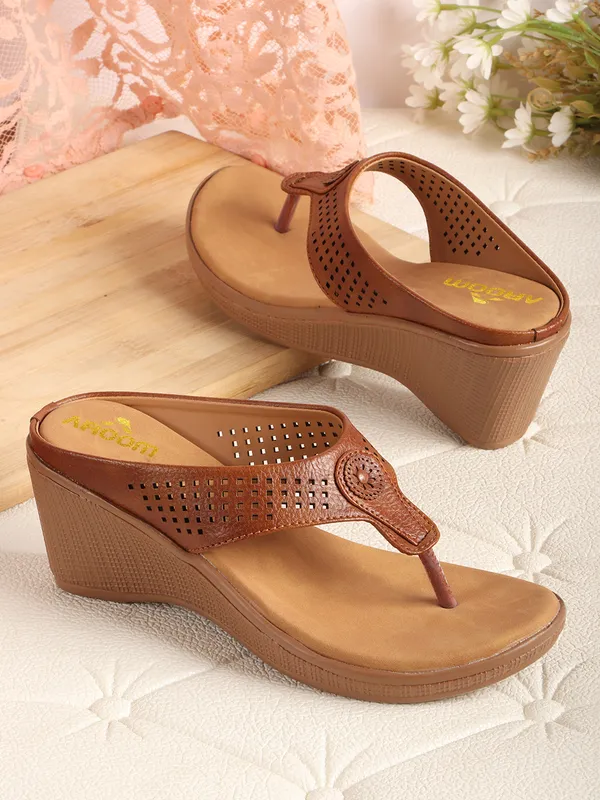 Tan_Stylish_Wedge_Heel_Sandals_For_Women_With_Toe_Ring_Design