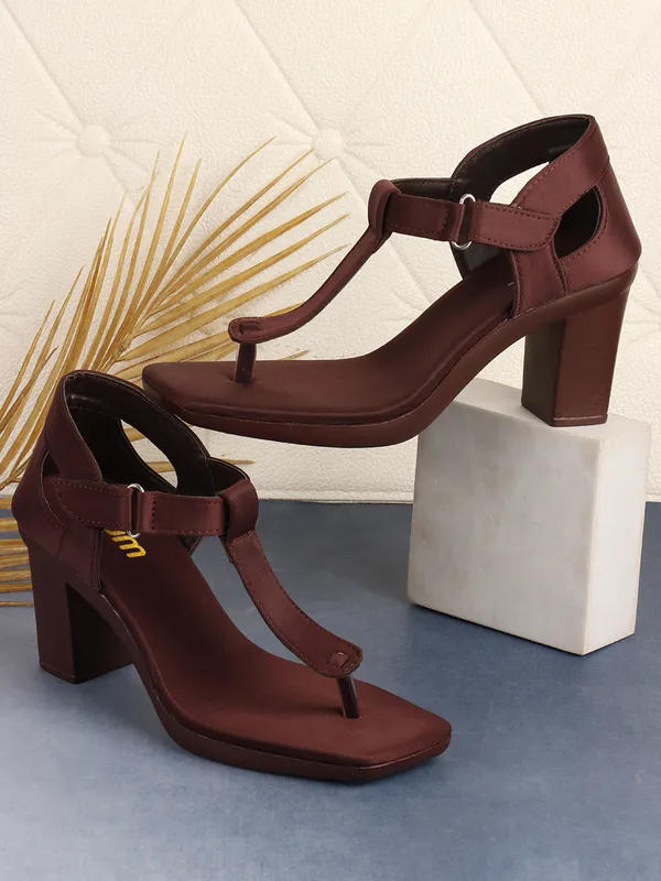 Brown_Elegant_Toe_Ring_Block_Heel_Sandals_For_Women_With_Adjustable_Strap