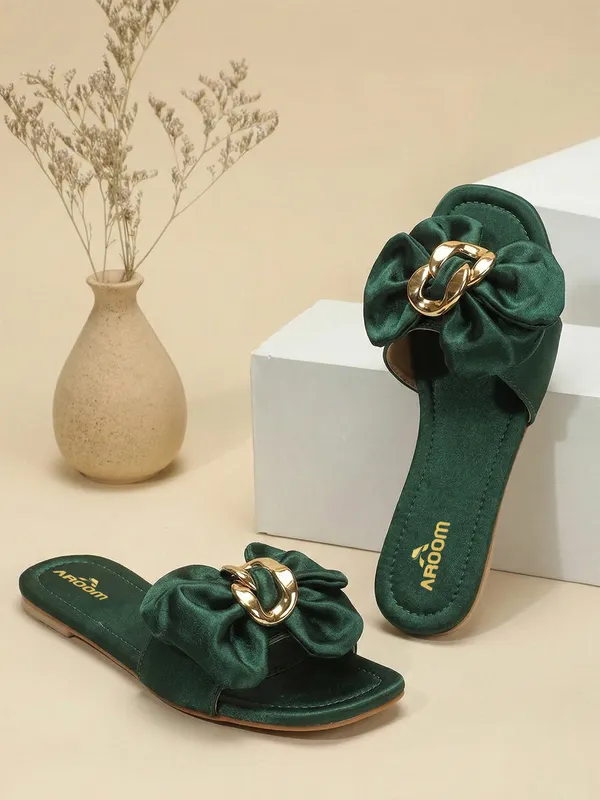 Elegant_Slip-On_Flats_with_Bow_&_Gold_Chain_Detail