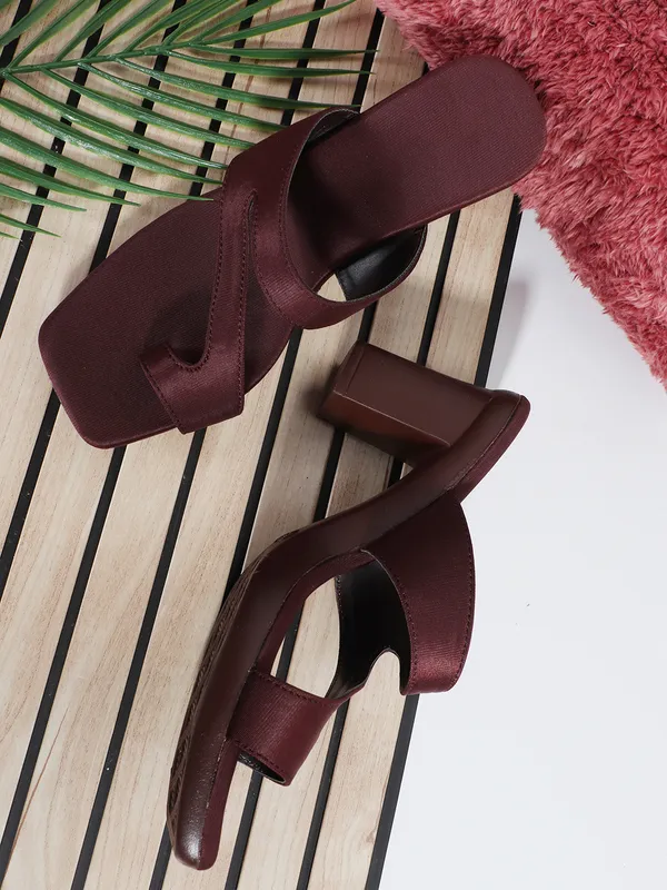 Brown_Stylish_Block_Heel_Sandal_For_Women_With_Modern_Toe_Loop_Design_And_Comfortable_Fit