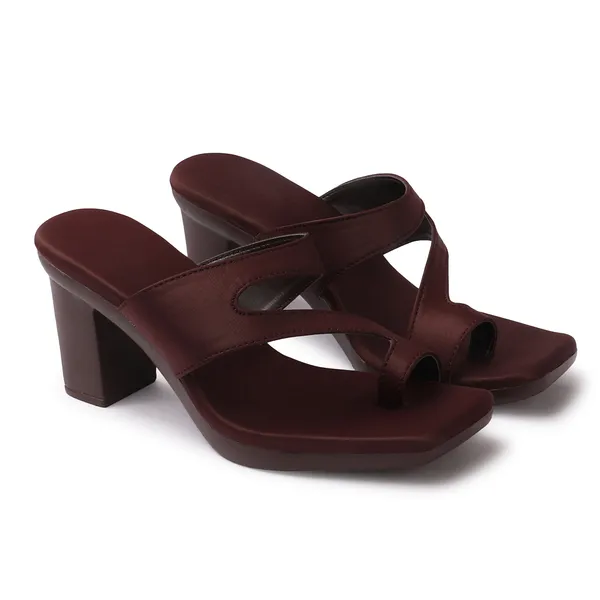 Brown_Stylish_Block_Heel_Sandal_For_Women_With_Modern_Toe_Loop_Design_And_Comfortable_Fit