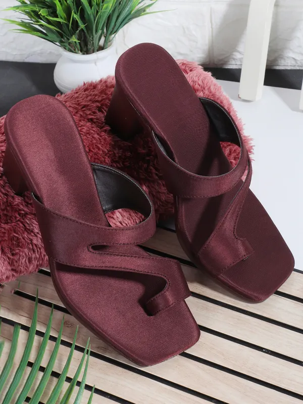 Brown_Stylish_Block_Heel_Sandal_For_Women_With_Modern_Toe_Loop_Design_And_Comfortable_Fit