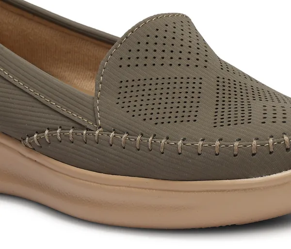 Step_into_effortless_style_and_all-day_comfort_with_these_elegant_wedge_heel_loafers