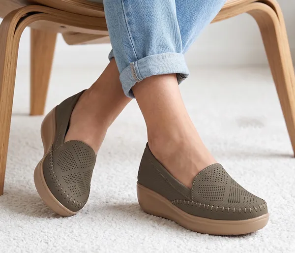 Step_into_effortless_style_and_all-day_comfort_with_these_elegant_wedge_heel_loafers
