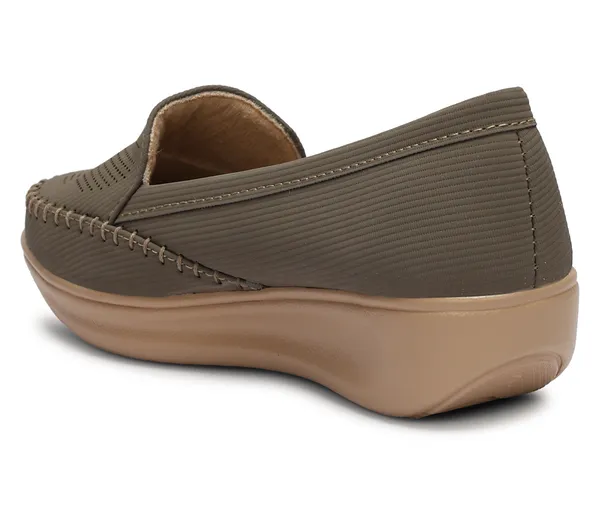 Step_into_effortless_style_and_all-day_comfort_with_these_elegant_wedge_heel_loafers