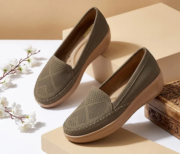 Step_into_effortless_style_and_all-day_comfort_with_these_elegant_wedge_heel_loafers