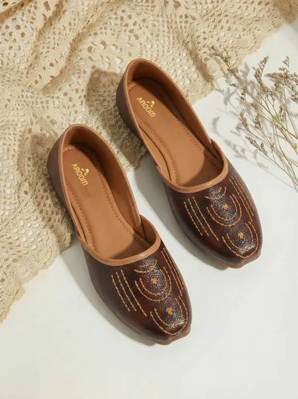 Aroom_Women�s_Embroidered_Ethnic_Jutti_Flats