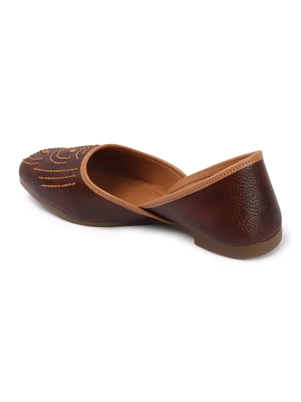 Aroom_Women�s_Embroidered_Ethnic_Jutti_Flats