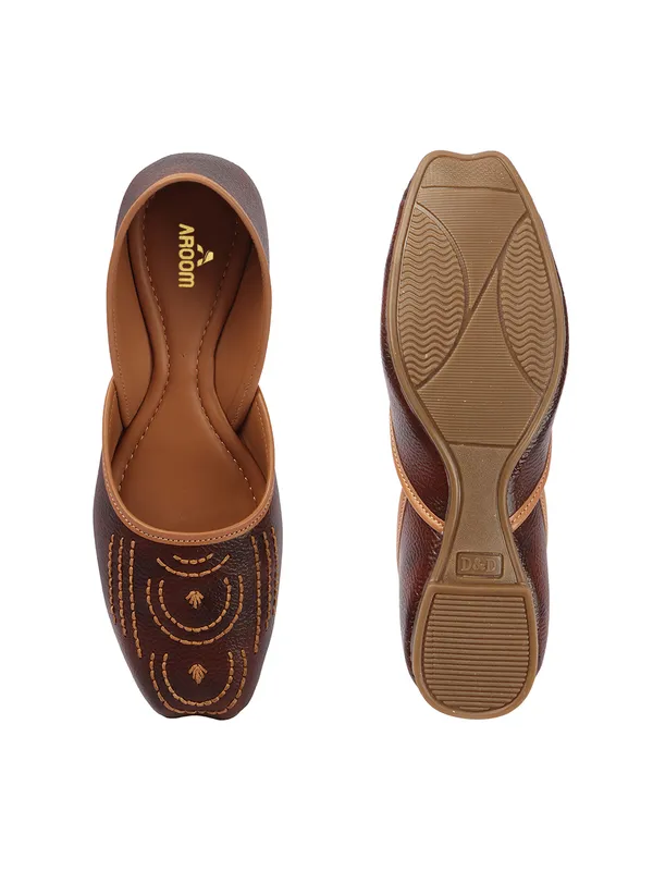 Aroom_Women�s_Embroidered_Ethnic_Jutti_Flats