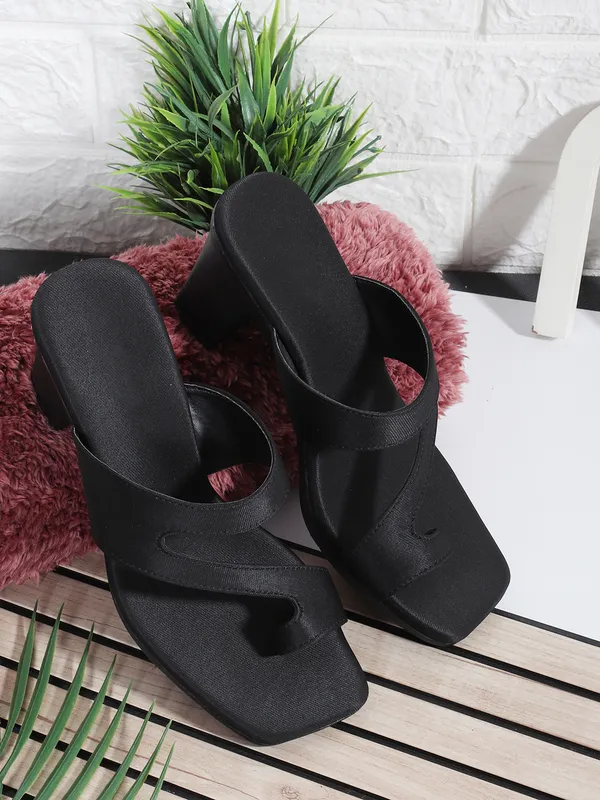 Black_Stylish_Block_Heel_Sandal_For_Women_With_Modern_Toe_Loop_Design_And_Comfortable_Fit