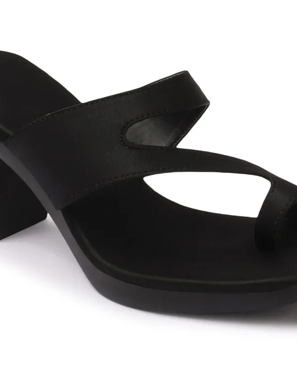 Black_Stylish_Block_Heel_Sandal_For_Women_With_Modern_Toe_Loop_Design_And_Comfortable_Fit