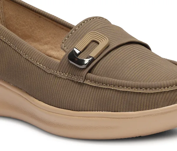 Step_into_effortless_style_and_all-day_comfort_with_these_elegant_wedge_heel_loafers