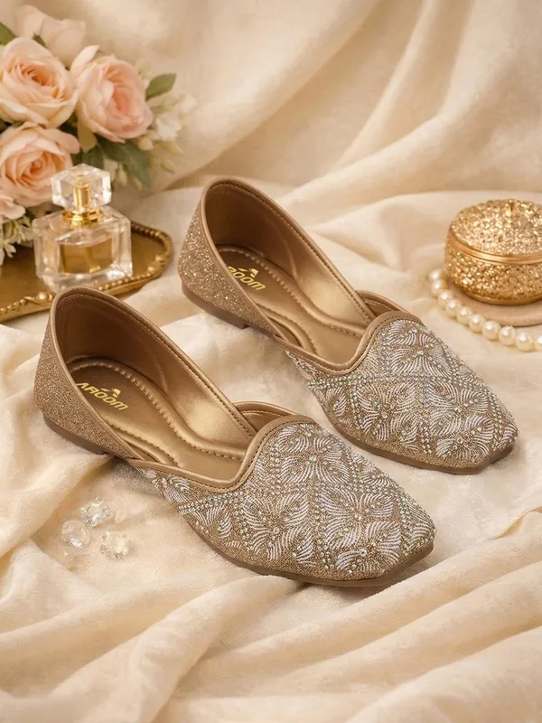 Elegant_Embellished_Ethnic_Flat_Juttis_for_Women