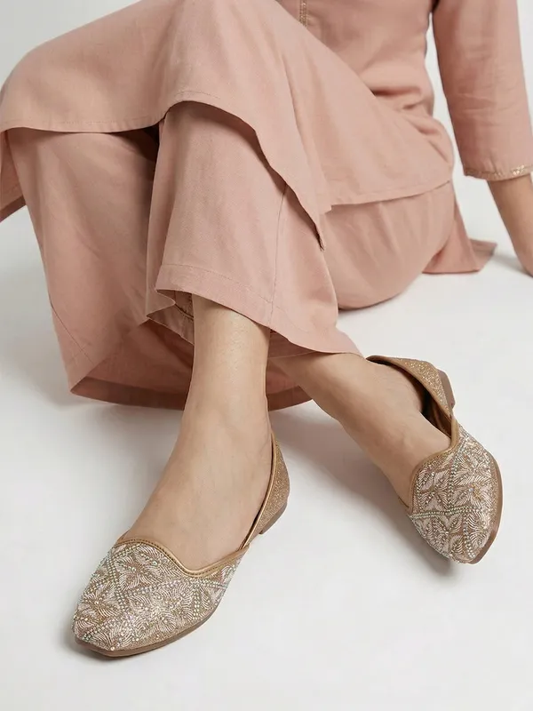 Elegant_Embellished_Ethnic_Flat_Juttis_for_Women