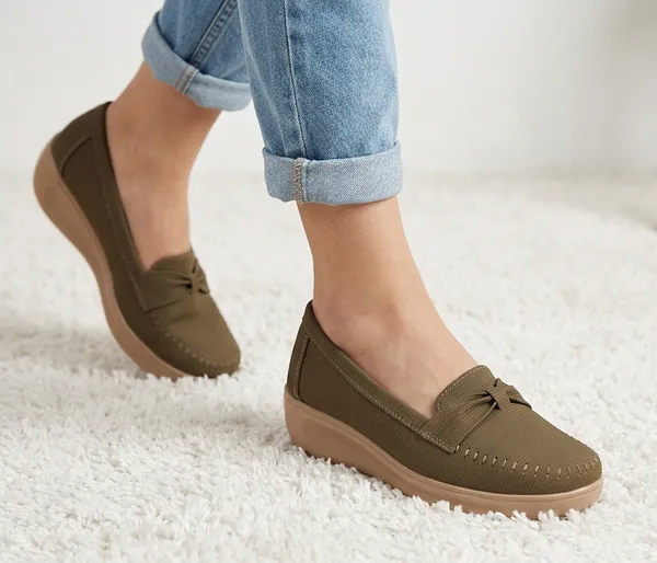 Step_into_effortless_style_and_all-day_comfort_with_these_elegant_wedge_heel_loafers