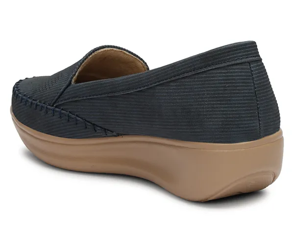 Step_into_effortless_style_and_all-day_comfort_with_these_elegant_wedge_heel_loafers