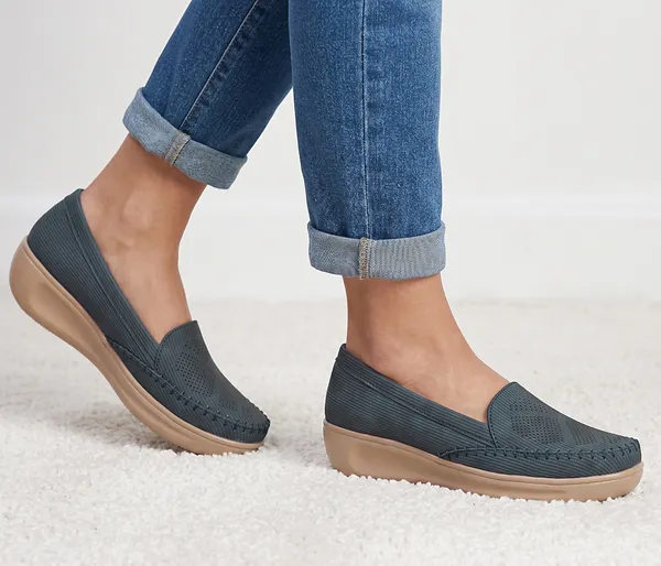 Step_into_effortless_style_and_all-day_comfort_with_these_elegant_wedge_heel_loafers
