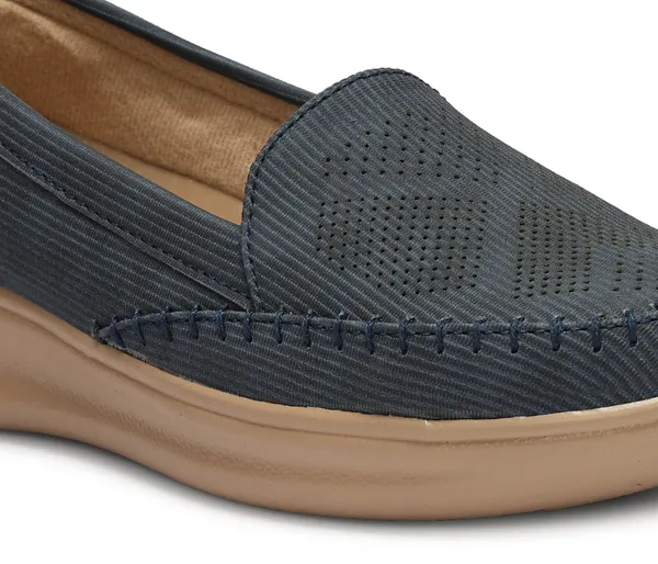 Step_into_effortless_style_and_all-day_comfort_with_these_elegant_wedge_heel_loafers