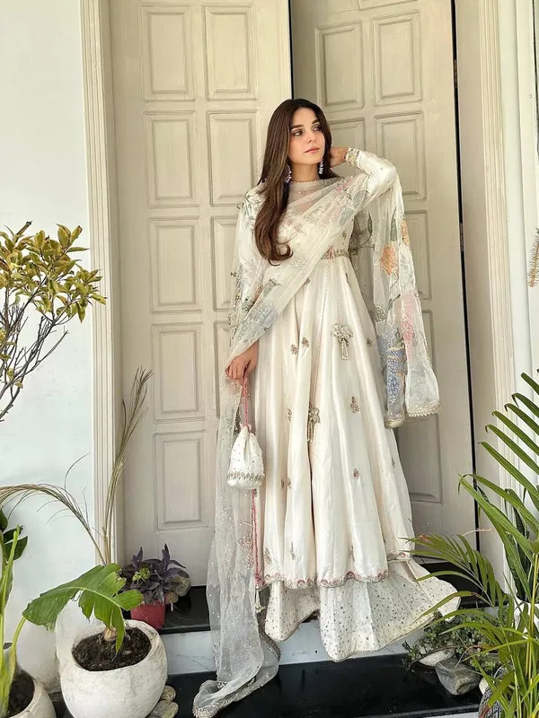 Off_White_Chinon_Embroidery_Lace_Work_Gown